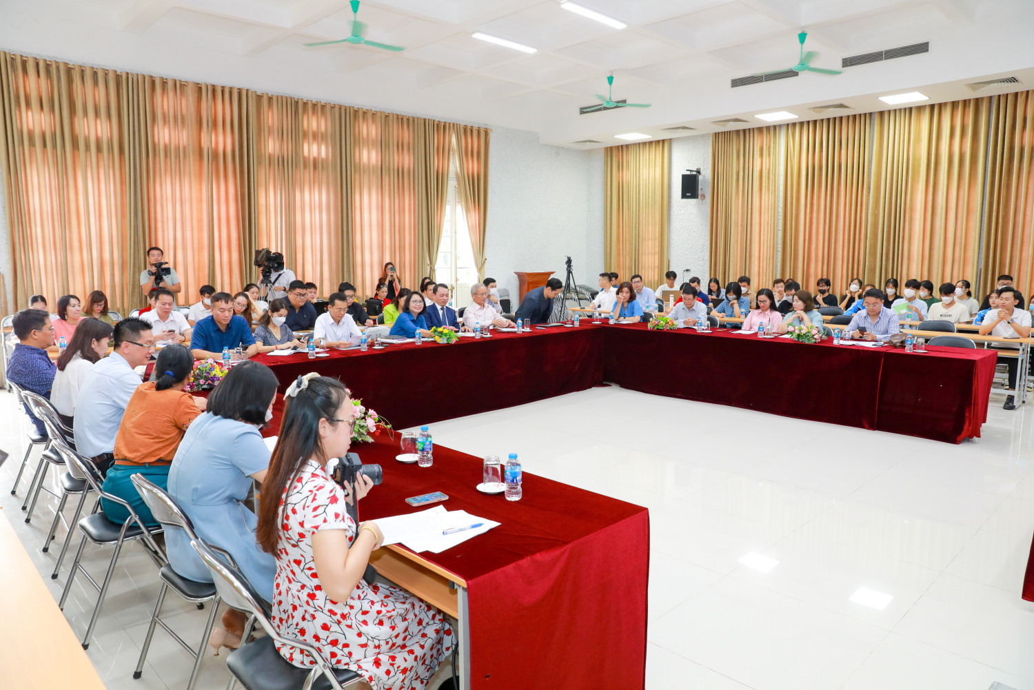 LỄ C&Ocirc;NG BỐ B&Aacute;O C&Aacute;O Đ&Agrave;O TẠO THƯƠNG MẠI ĐIỆN TỬ NĂM 2022