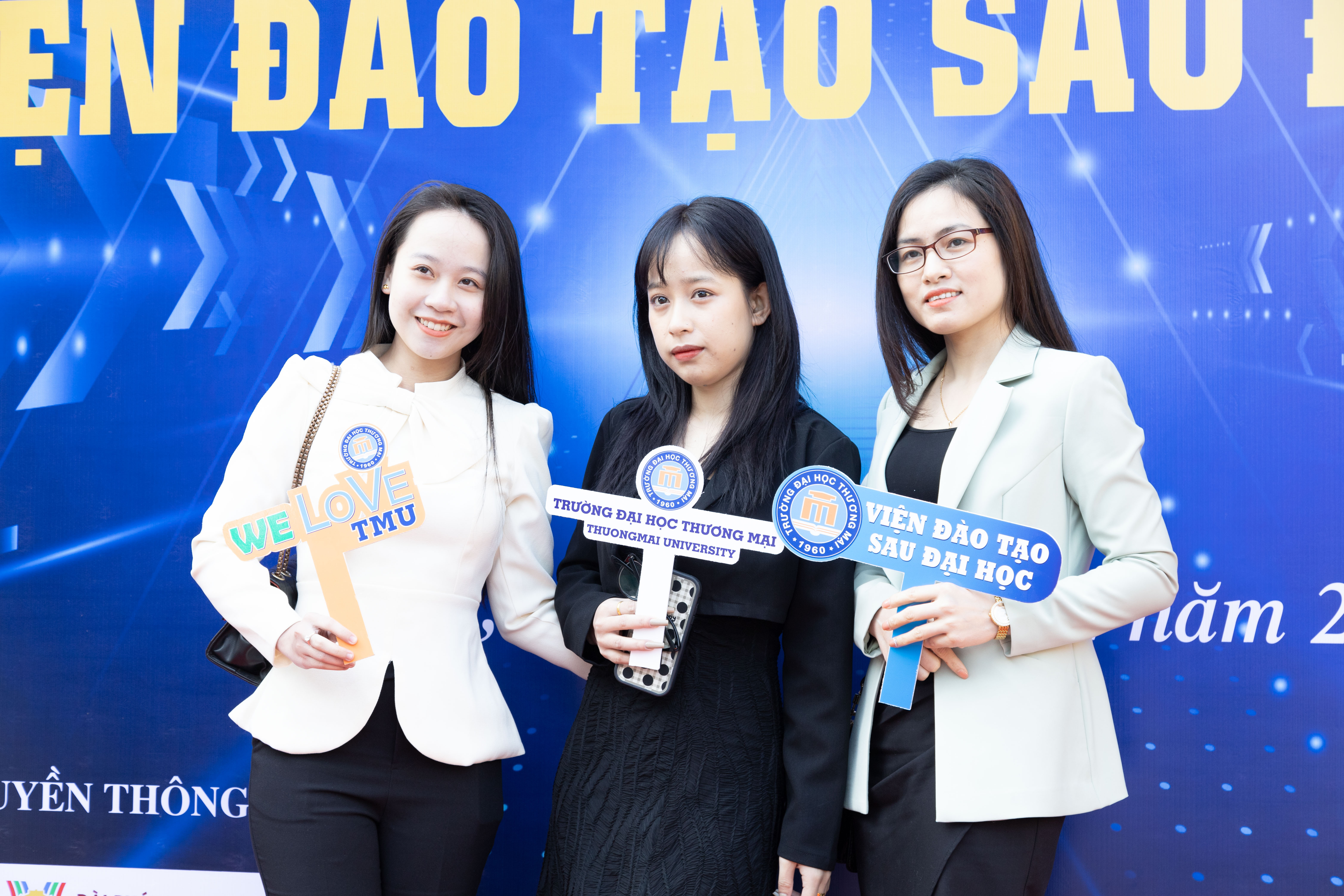 Hình ảnh Ngoài Hội trường H3_1-Lễ ra mắt Viện Đào tạo Sau đại học