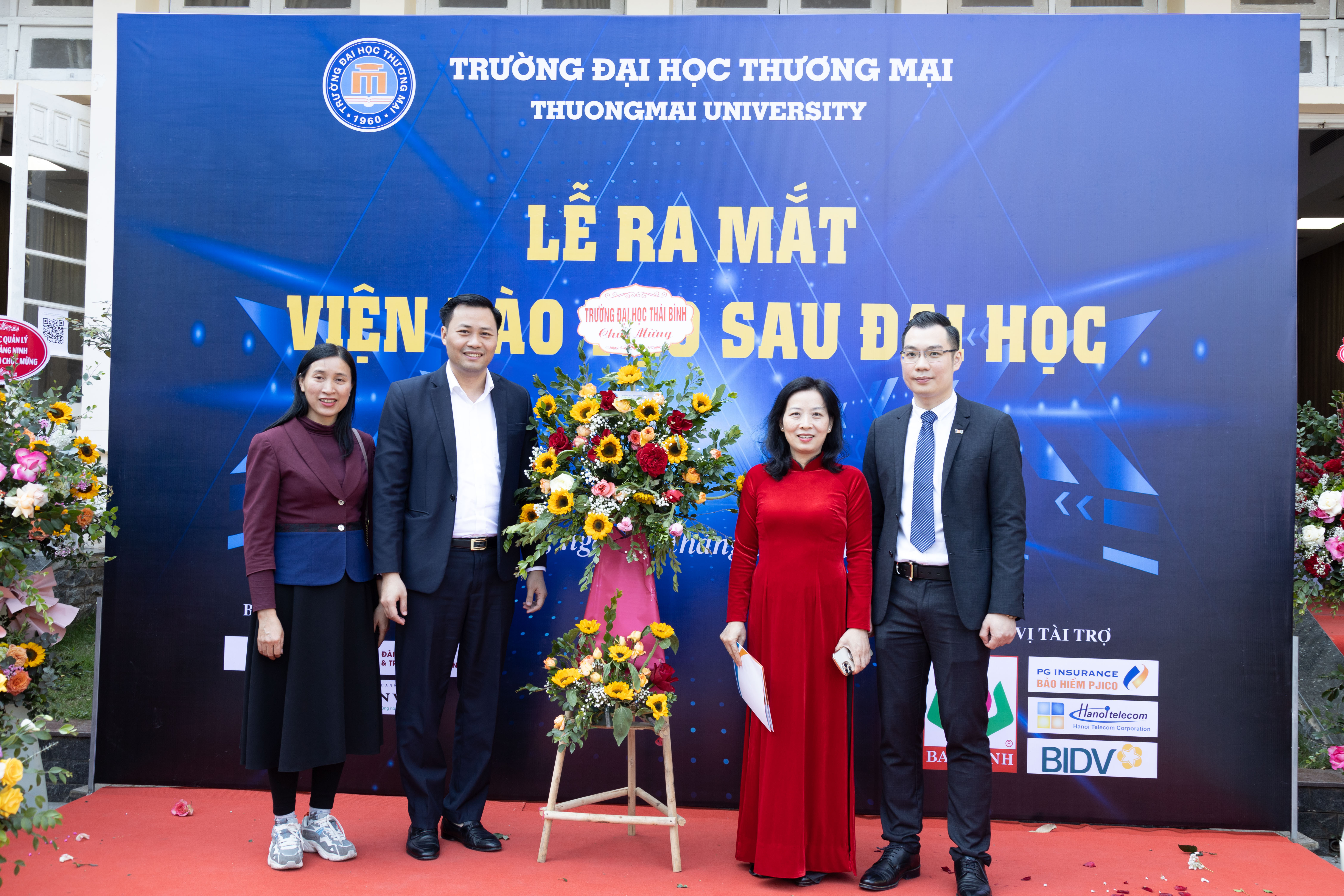 Hình ảnh Ngoài Hội trường H3_2-Lễ ra mắt Viện Đào tạo Sau đại học