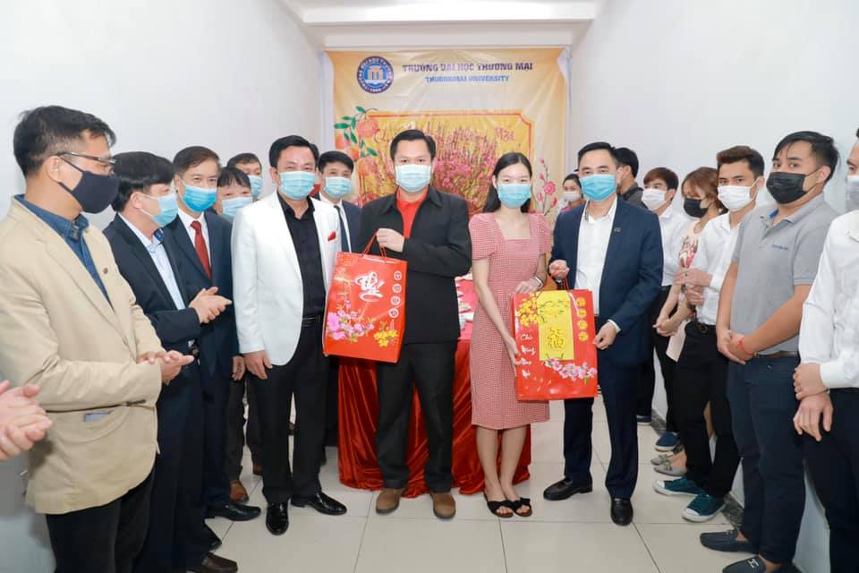 Thăm Khu Nội trú và trao quà tặng các sinh viên Lào đang học tập tại Trường