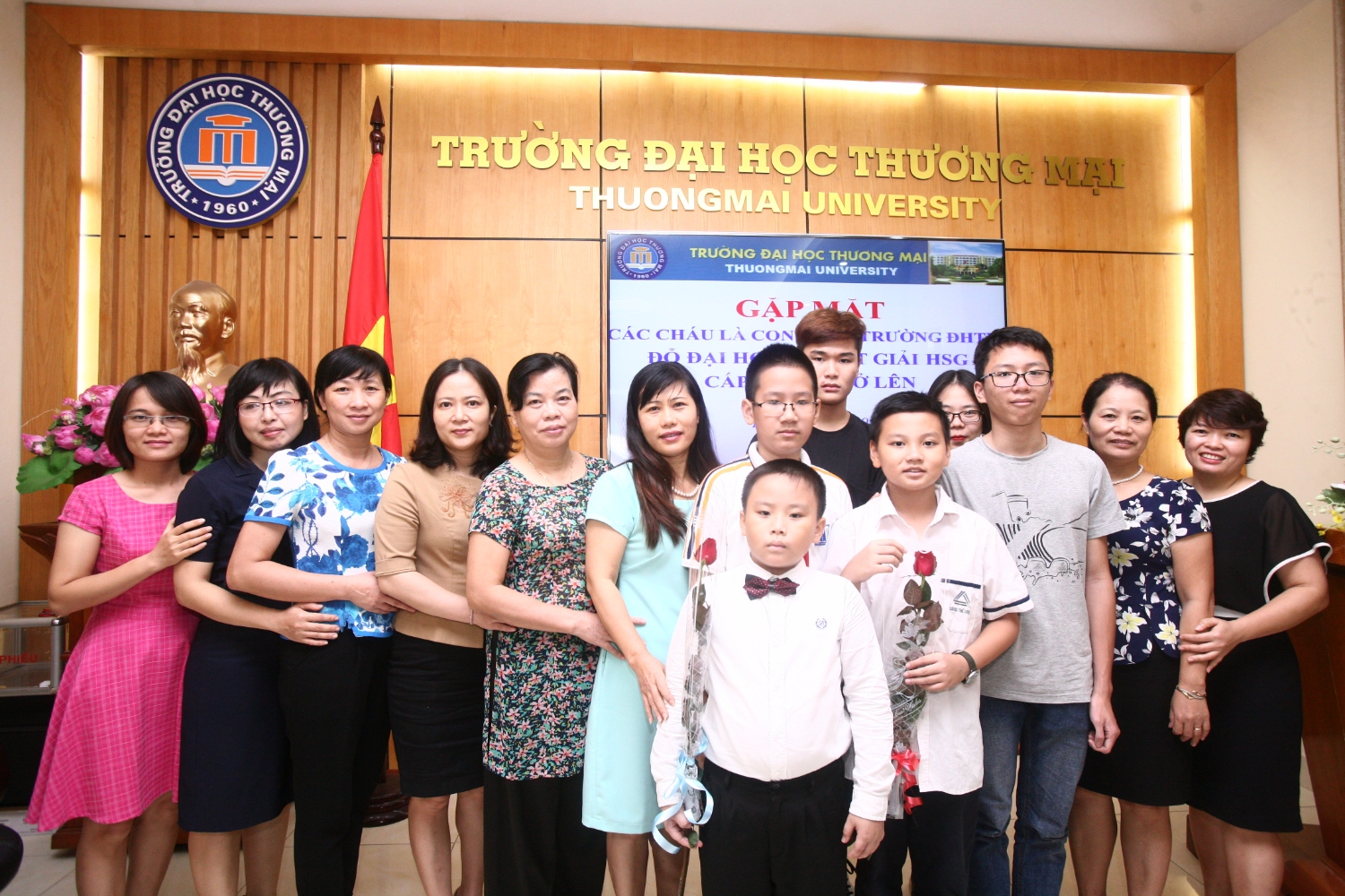 GẶP MẶT, TUYÊN DƯƠNG CÁC CHÁU LÀ CON CỦA CÔNG CHỨC, VIÊN CHỨC THI ĐỖ ĐẠI HỌC VÀ ĐẠT THÀNH TÍCH CAO TRONG HỌC TẬP NĂM HỌC 2016-2017